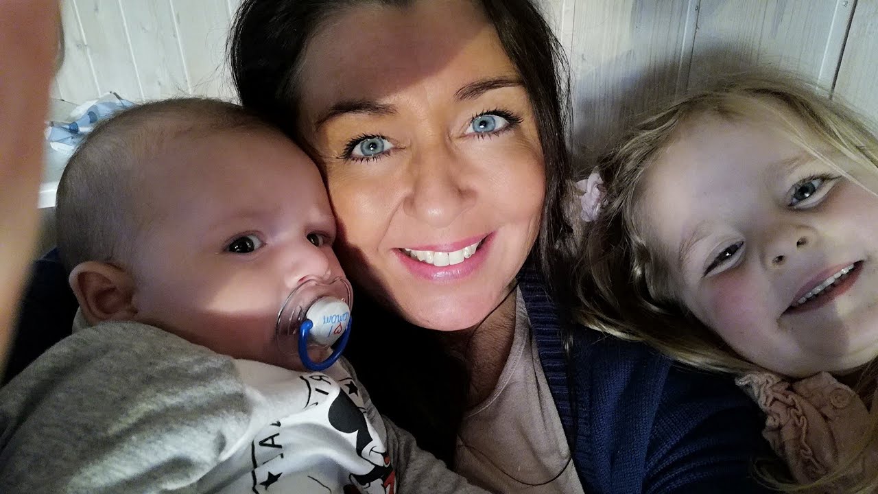 SanneVilleFamily❤️Hollie hjælper Sanne med at passe Mason🙊😀🤗