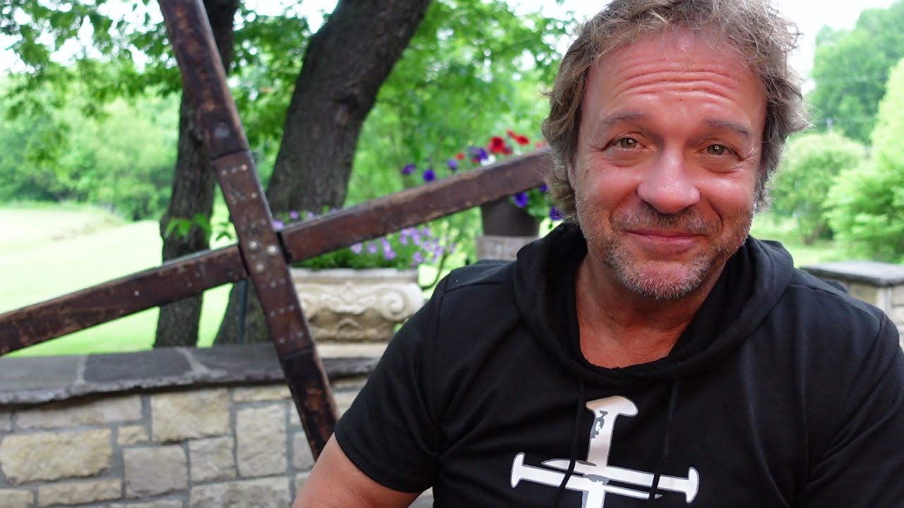 How do I describe Walking with Jesus and the Cross? - Carrying the Cross around the World