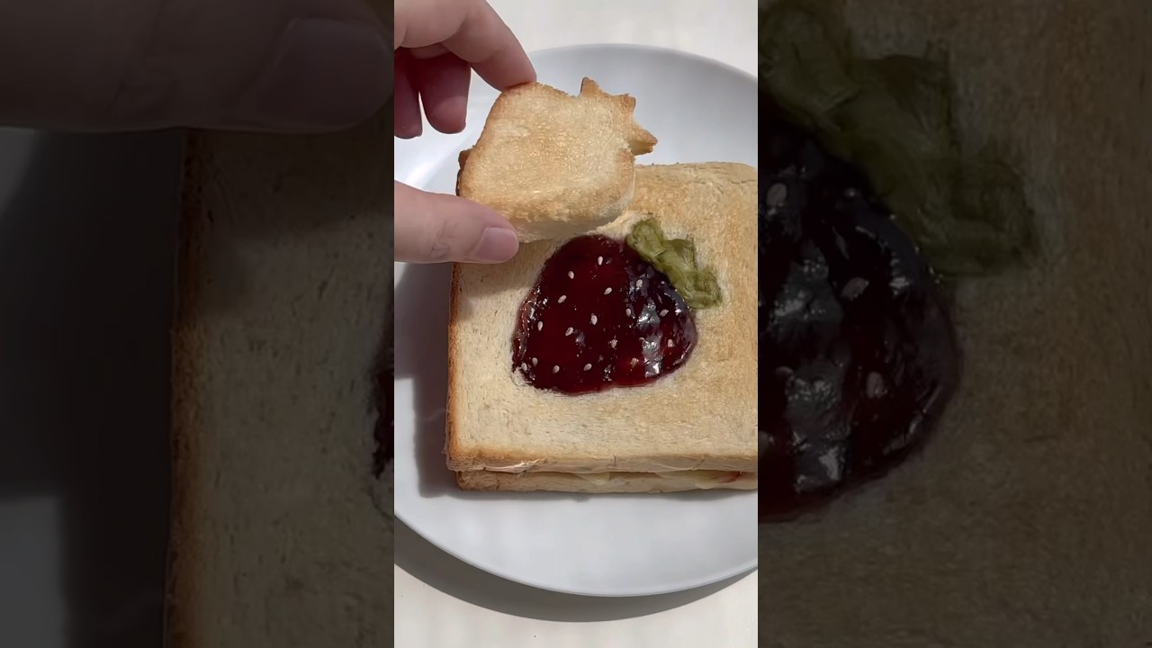 마블링이 끝내주는 딸기 토스트 Strawberry Grilled Cheese