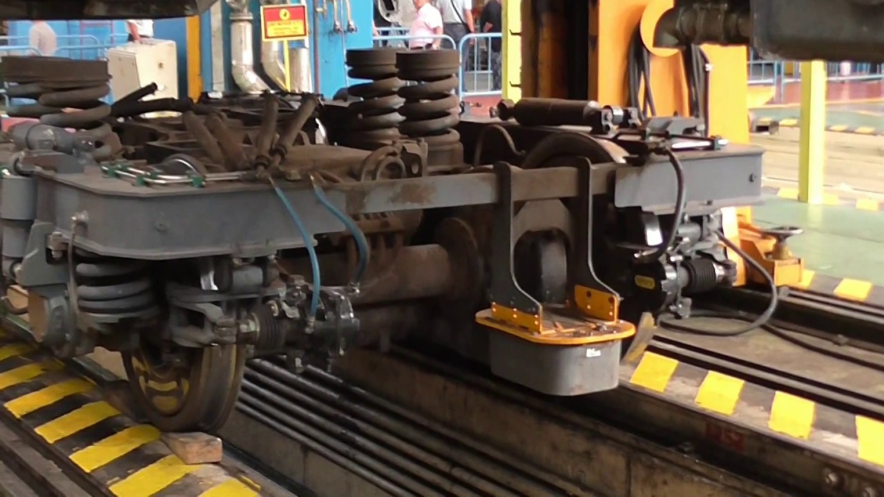 Renfe Viajeros / Mercancias - 319.409 y 334.018 en proceso de mantenimiento en el BMI de Villaverde