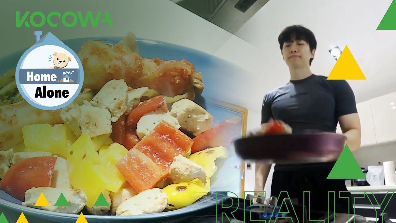 Junho sabe o jeito certo de usar os bíceps na cozinha [Home Alone Ep 397]