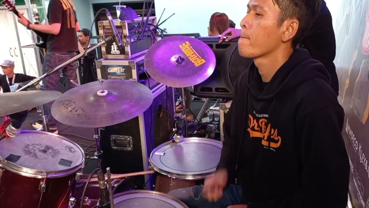 Larabelle - pergilah ( klip record )
