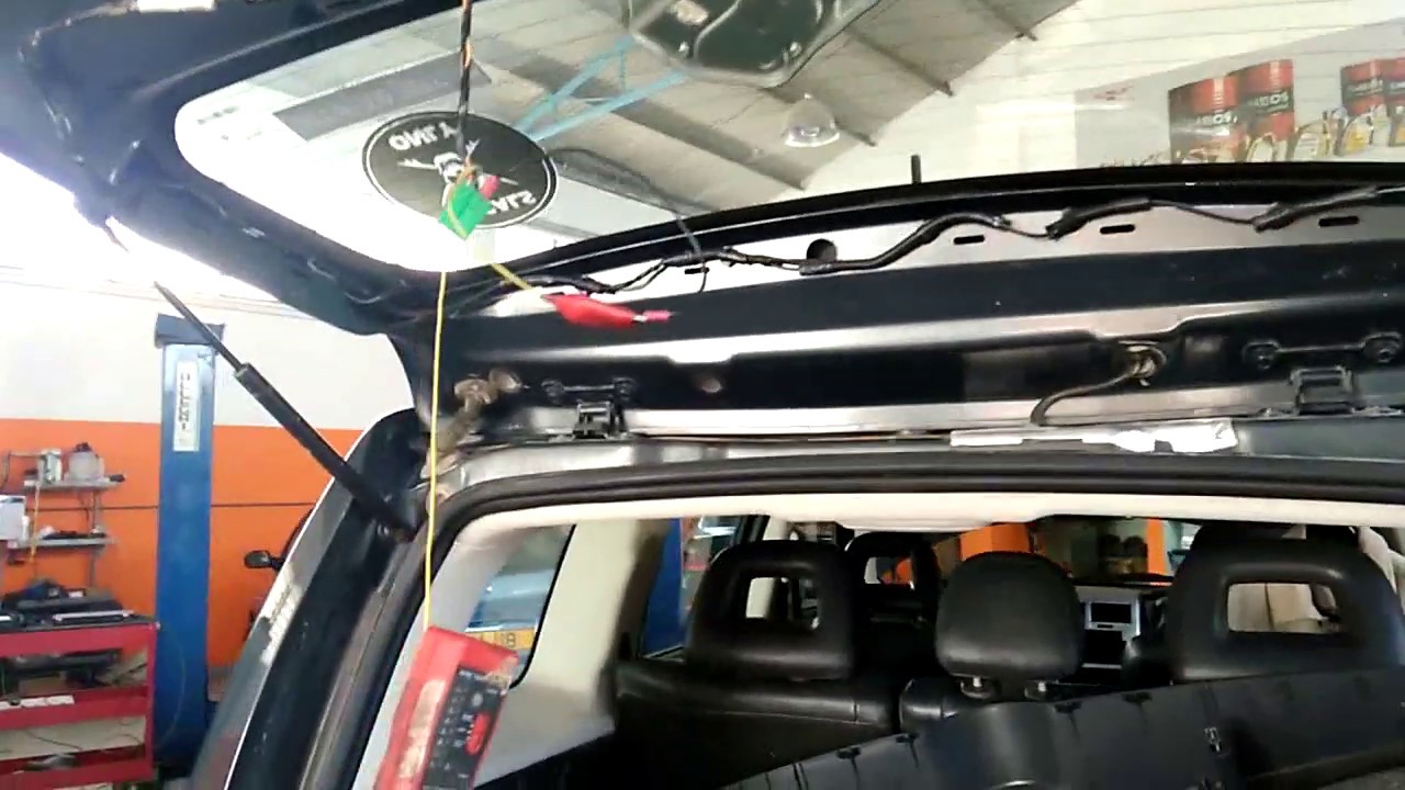 задний стеклоочиститель. паркуется где попало.