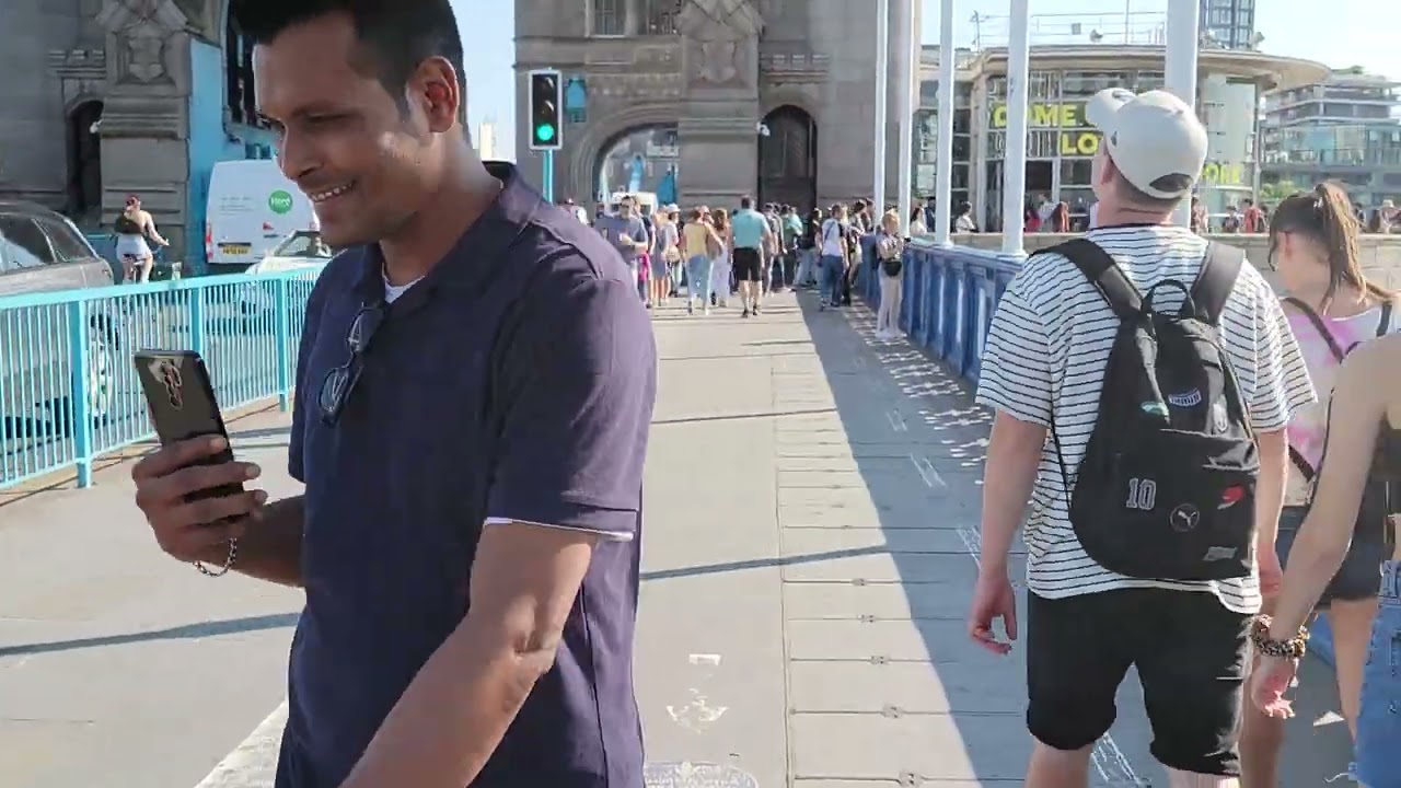 WALKING THE TOWER BRIDGE THAMES RIVER LODON UK 7-7-2023