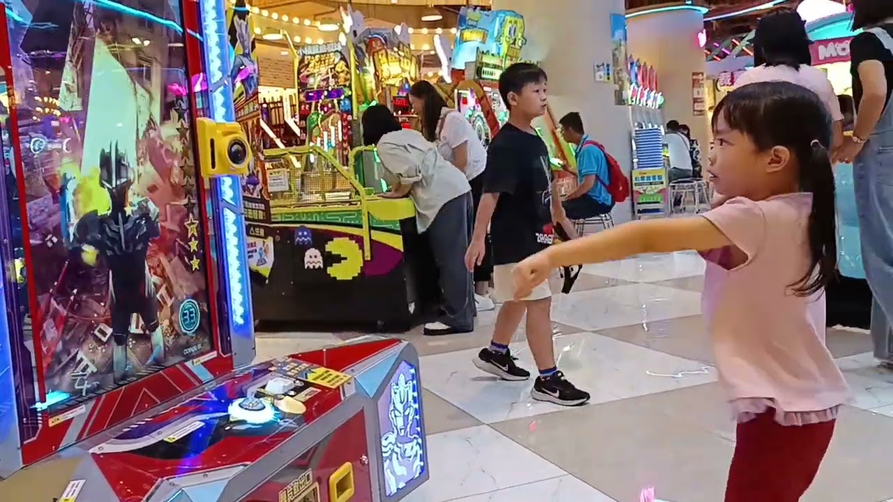 可愛彤彤VS奧特曼變身大對決
