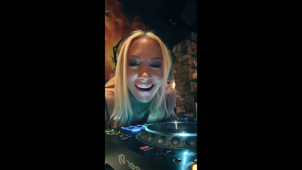 TECH HOUSE / LOUNGE HOUSE DJ SET - REGINA (@realmofregina)