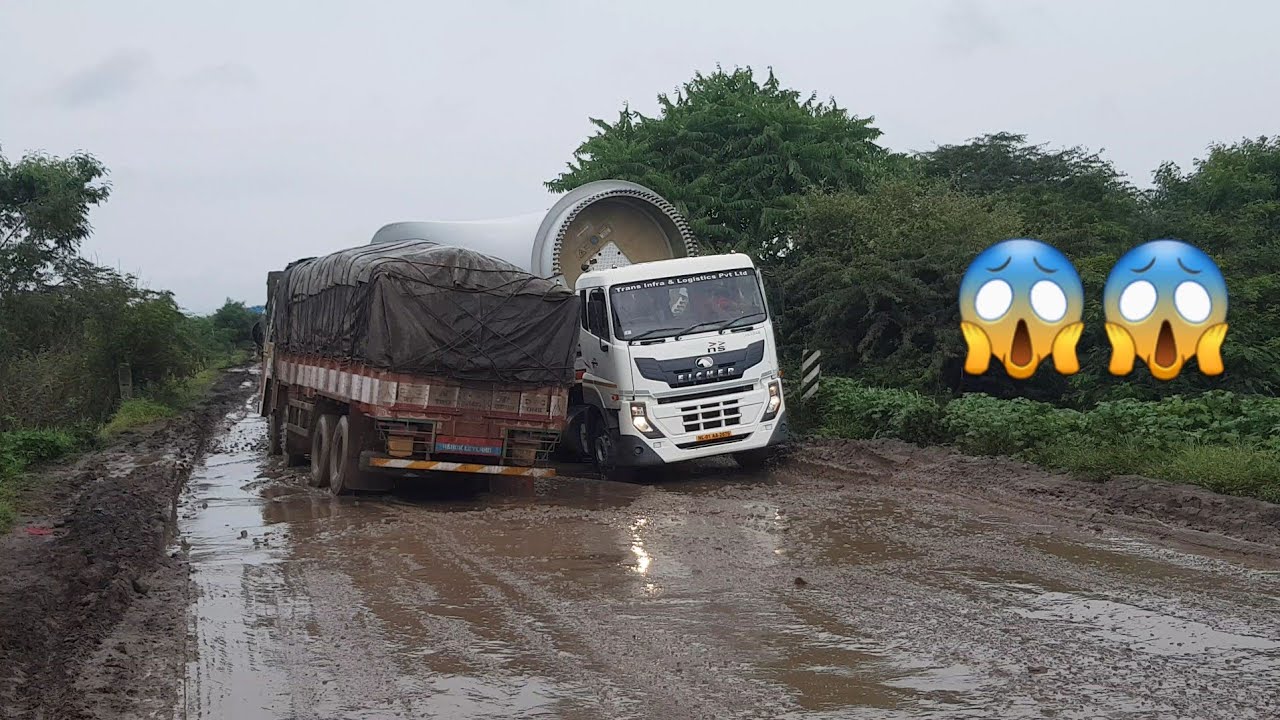 बड़े गड्ढे में चिपक गये