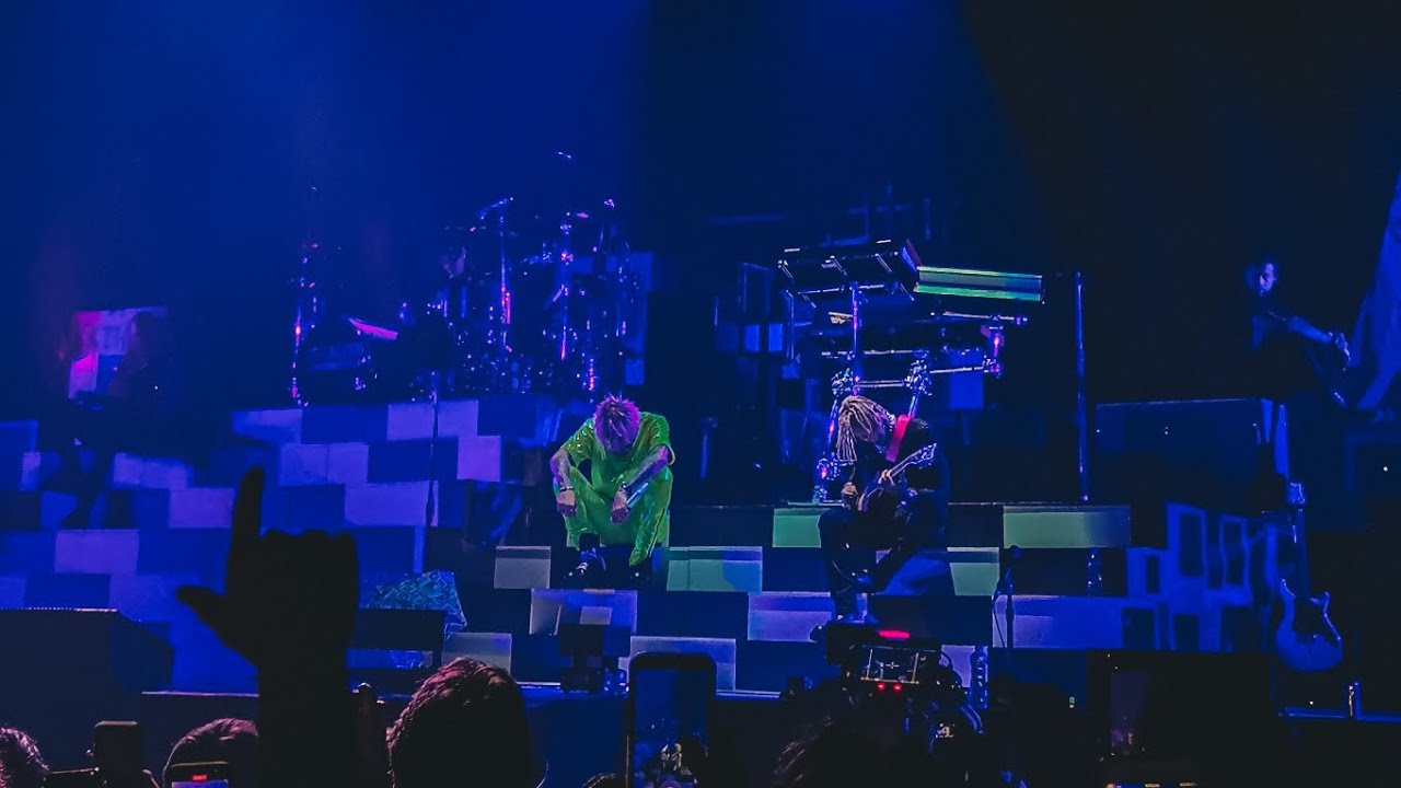 Machine Gun Kelly - Papercuts (Dublin 9/10/22)