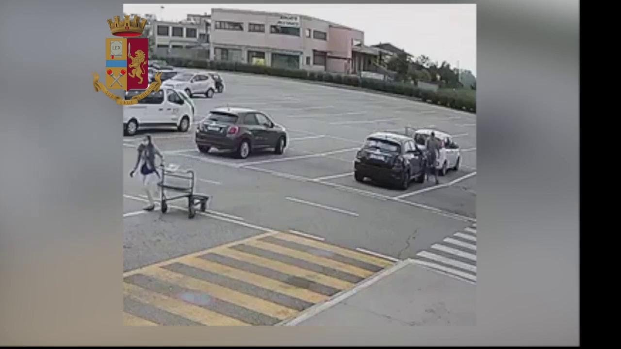 Cuneo, così la borsetta spariva in un lampo: arrestati padre e figlio
