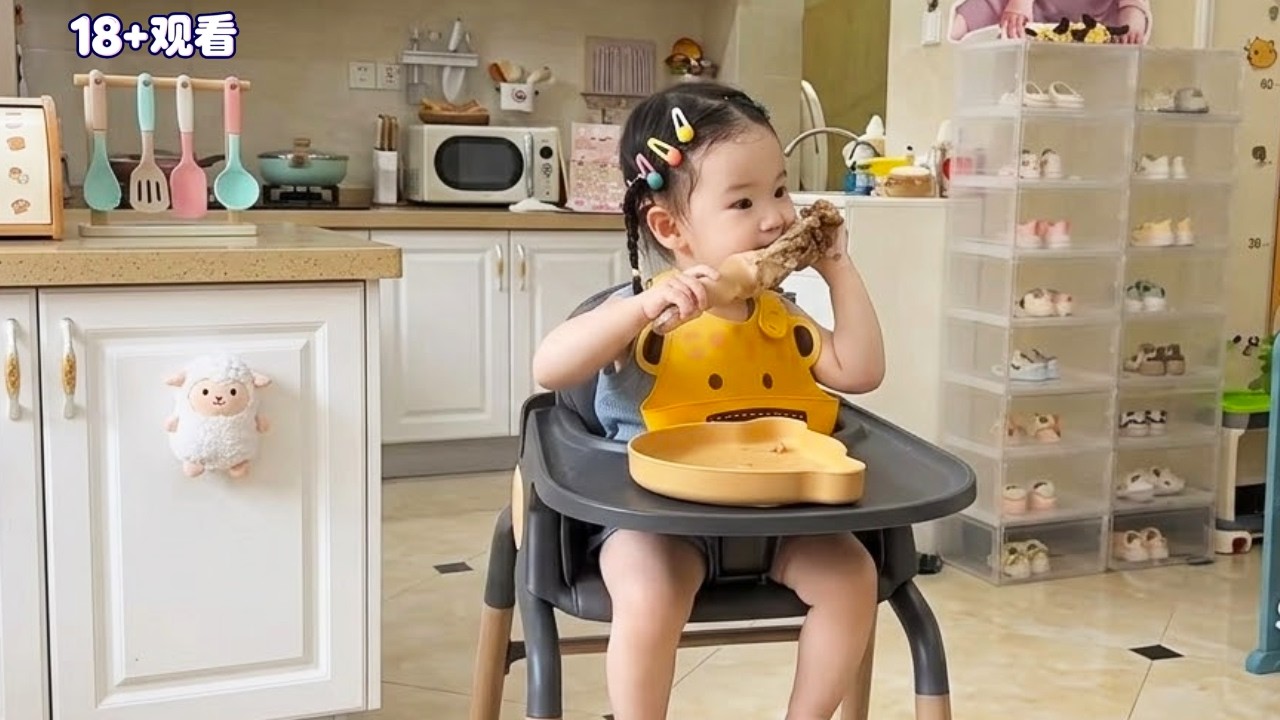 1岁小女孩自律的一天，超高精力甚至还能给爸爸做饭?