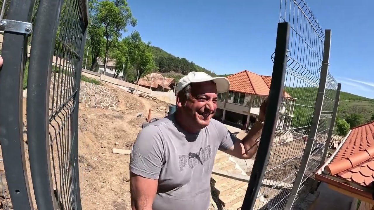 TOTI MUNCITORII LA MASA CU MITITEI NUMAI DACUL LIBER LA PACANELE