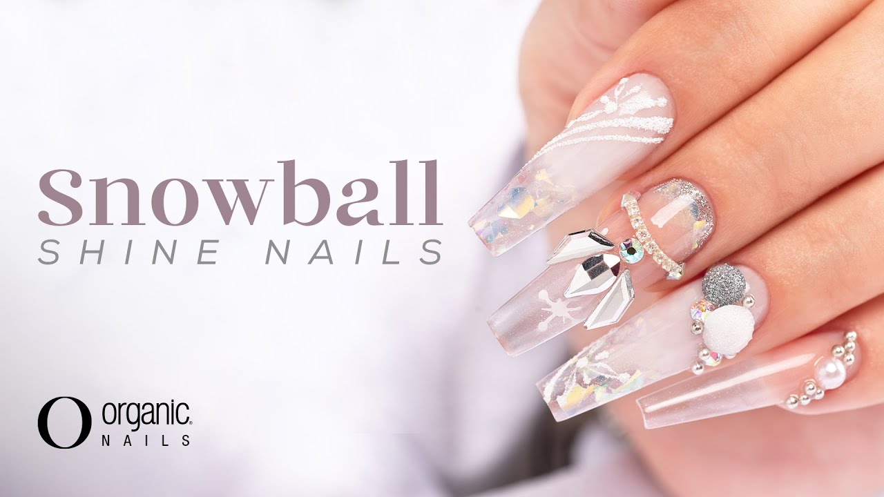 Sumérgete en el encanto de la Navidad con nuestro tutorial de uñas SnowBall Shine de Organic Nails.