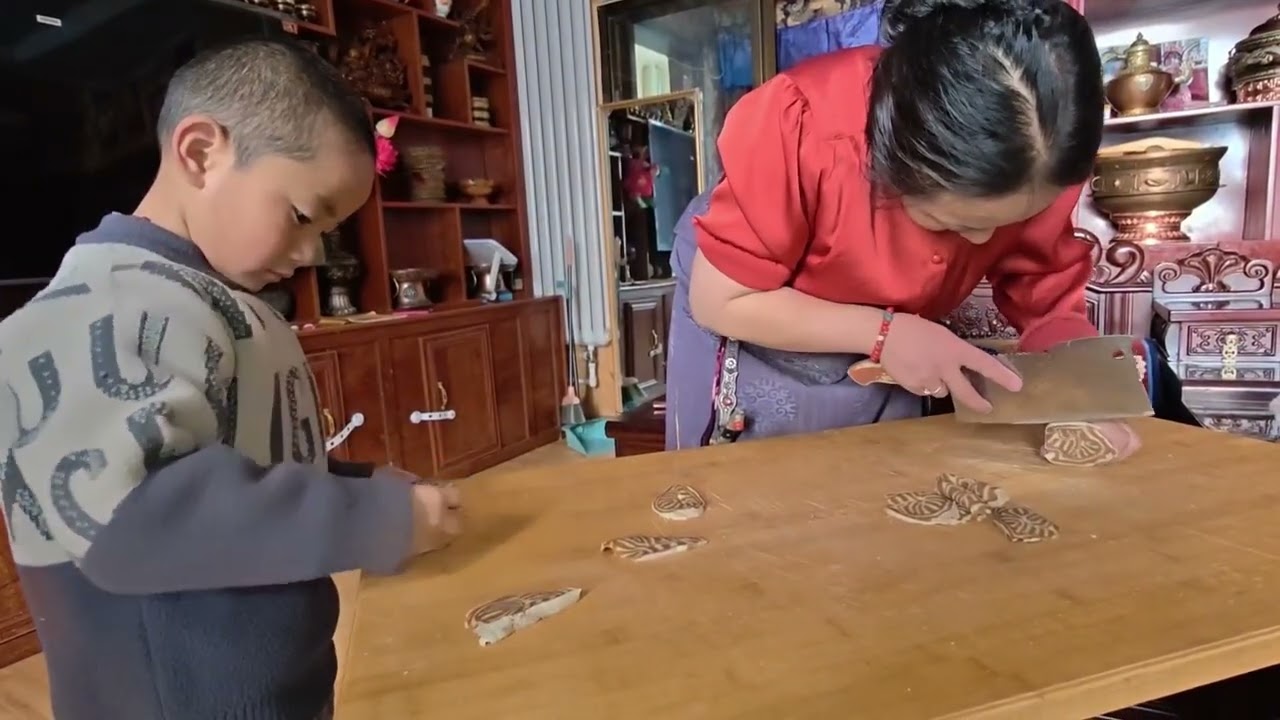 A herder family in Bathang Township is busy preparing a delicious traditional Tibetan fried cake