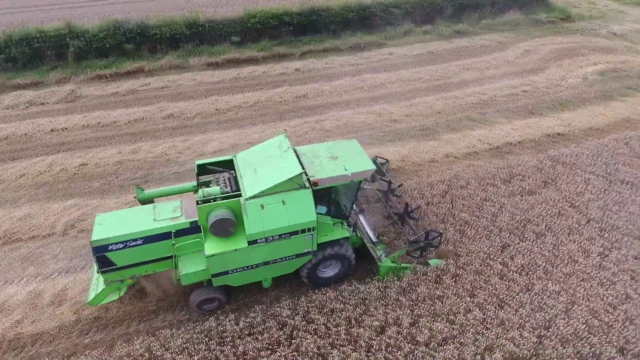 Deutz Fahr M35 40 combine opening up the winter wheat 2017