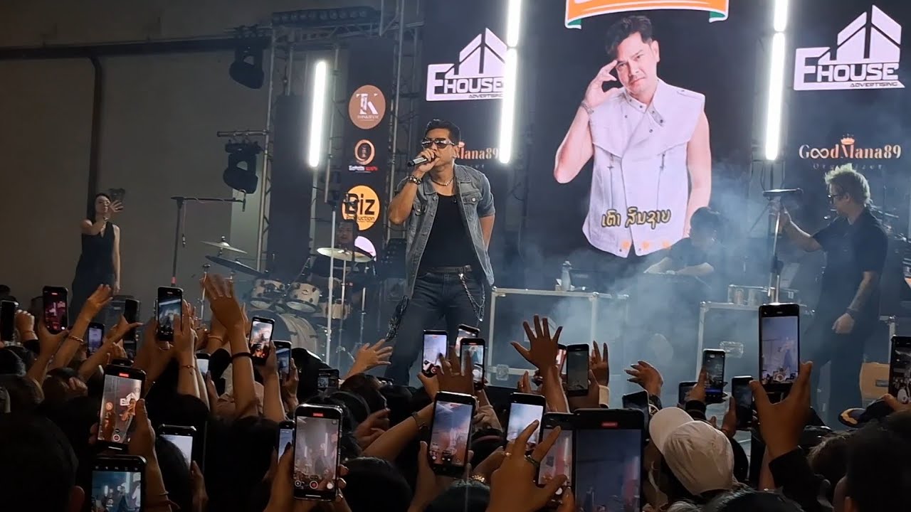 เต๋าสมชายเข็มกลัดนักร้องไทยมาแสดงคอนเสิร์ตที่สะหวันไอเตค