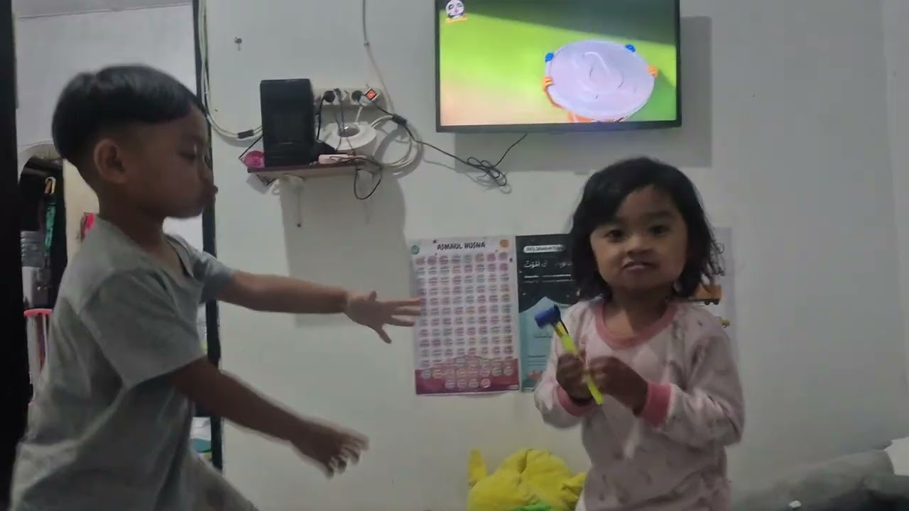 Megumi coba tiup terompet