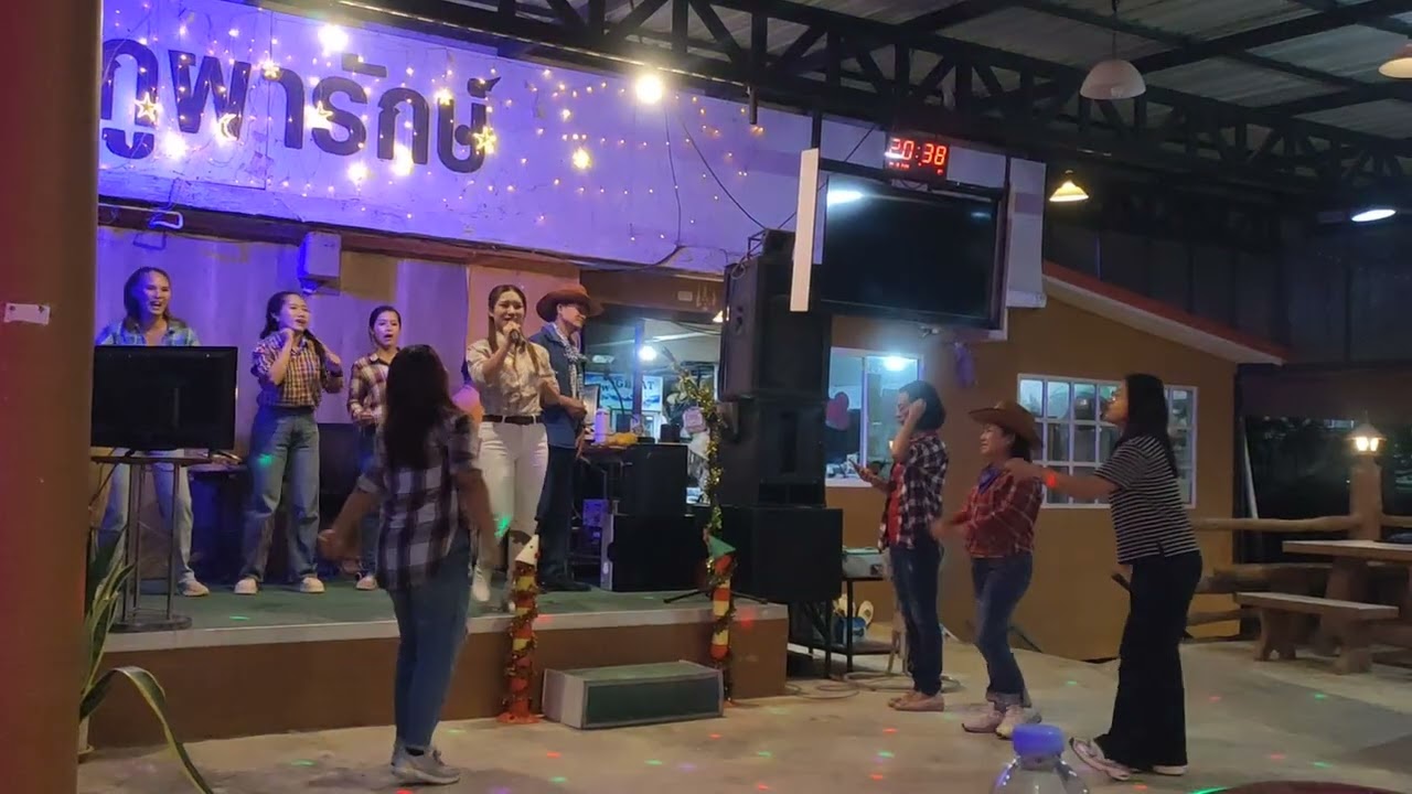 โชว์เป็นกลุ่ม  ร้องเพลงที่ภูผารักษ์
