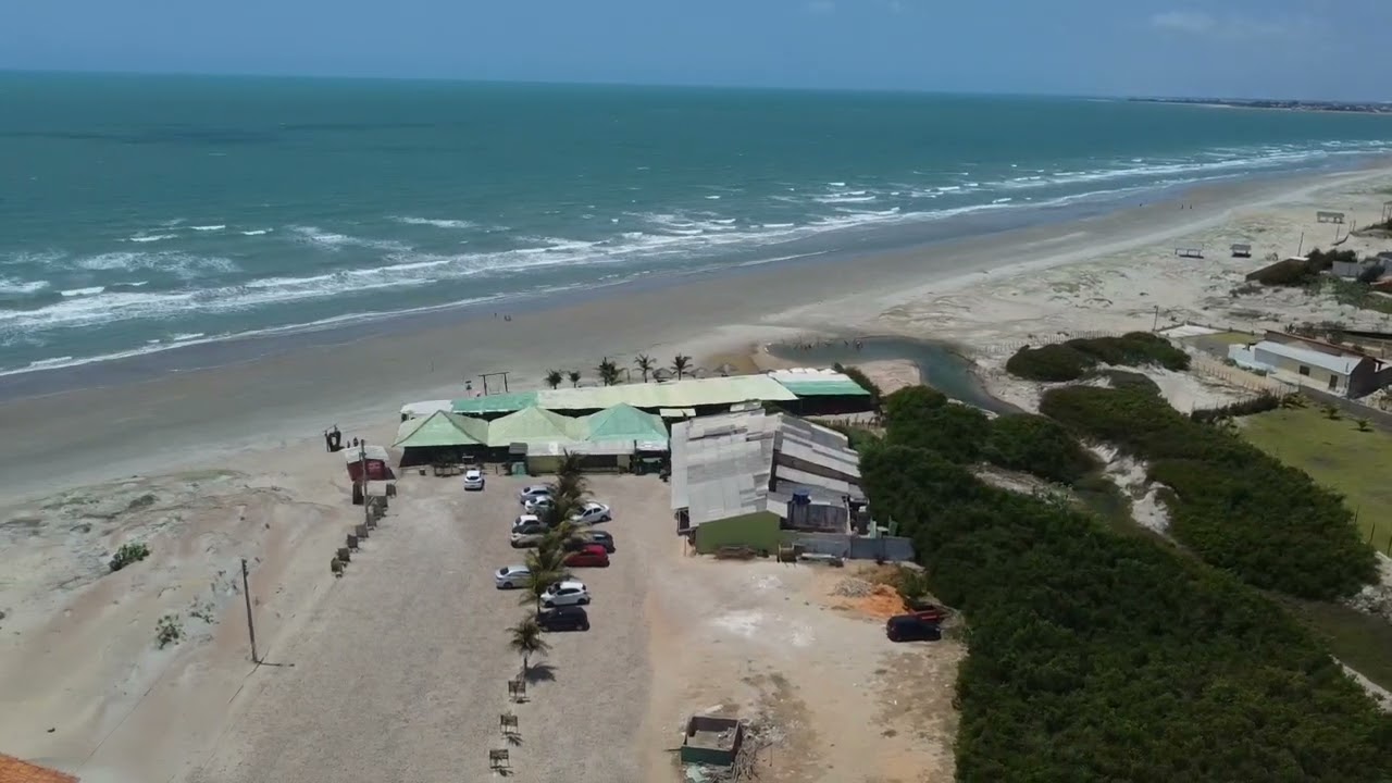 Voando sobre a praia peito de moça em Luís Correia Piauí.