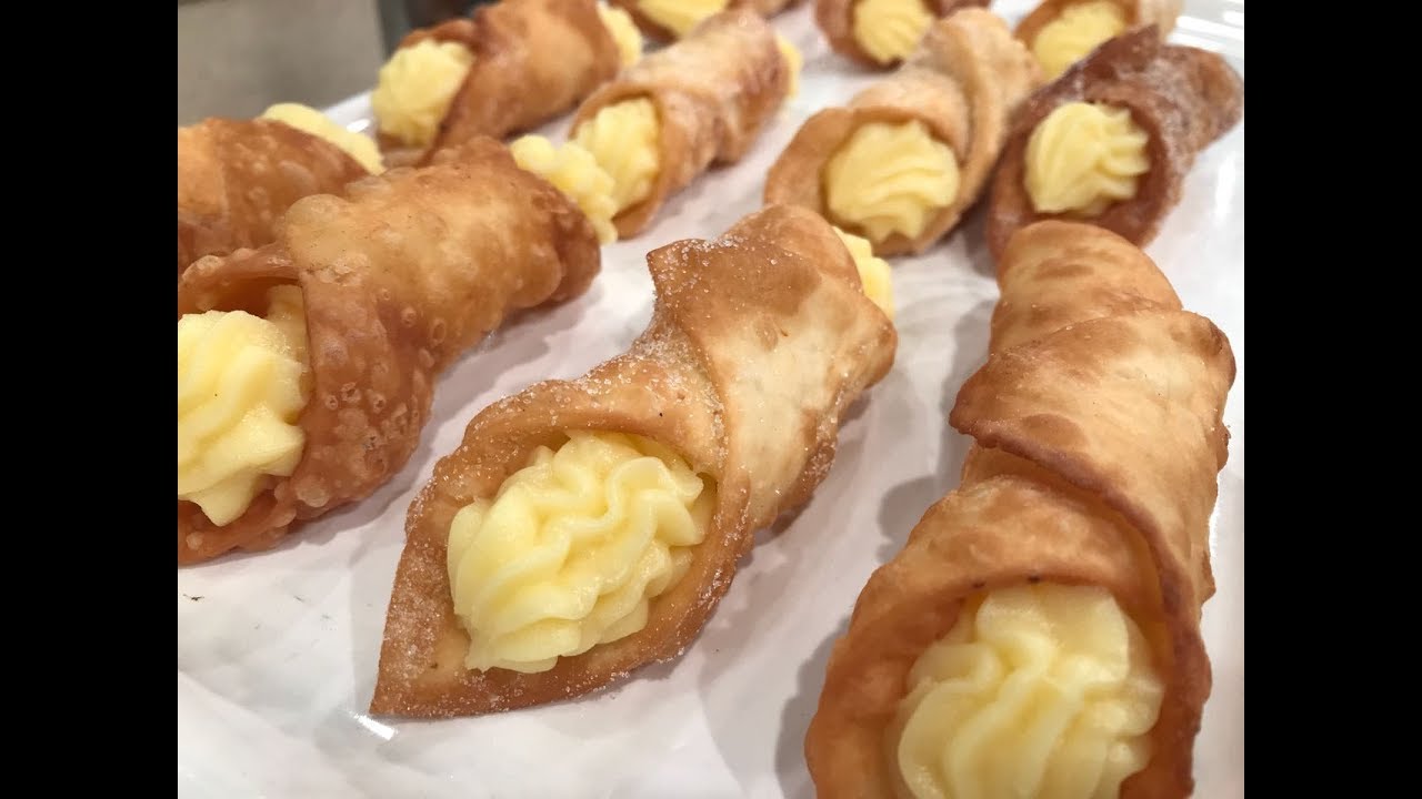 Ca&ntilde;oncitos dulces fritos de pastelera