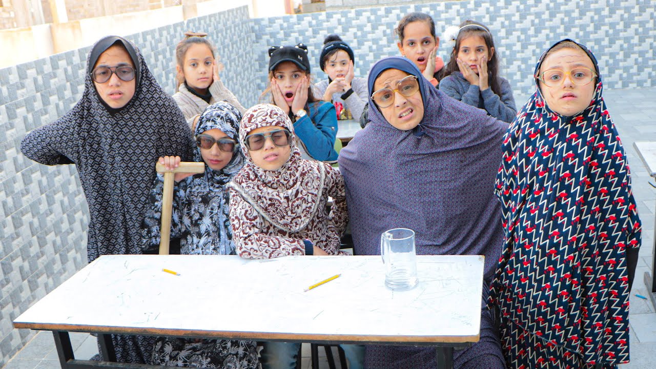 Маленькая девочка в экзаменационном зале со своей бабушкой — посмотрите, что случилось!!?