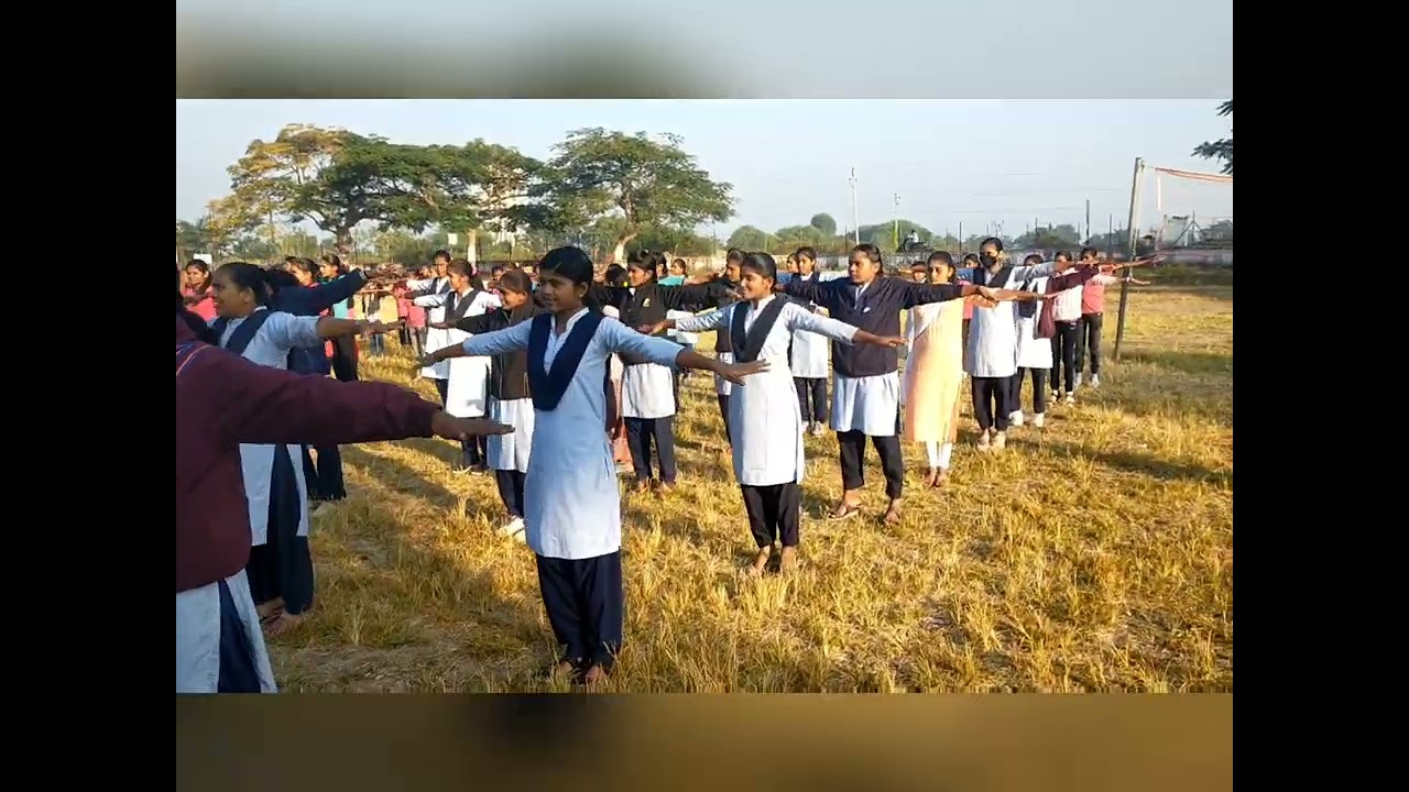 कवायत करतांना विद्यार्थी 