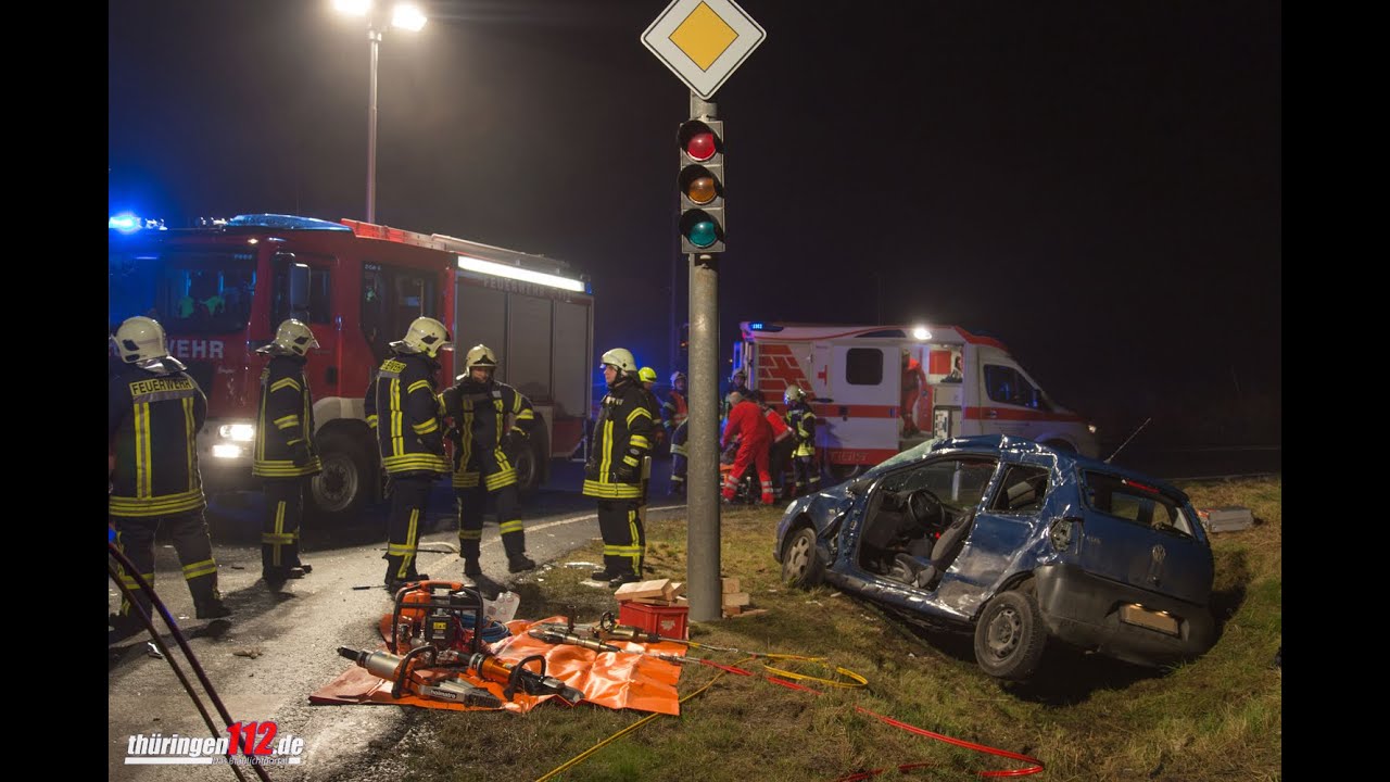 Fahrer lebensbedrohlich verletzt - LKW erfasst PKW frontal auf der Bundesstraße 7 bei Nohra