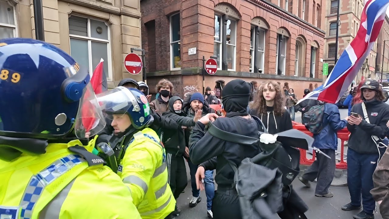 Головорезы в масках из движения «Антифа» напали на протестную акцию в Манчестере против иммиграци...