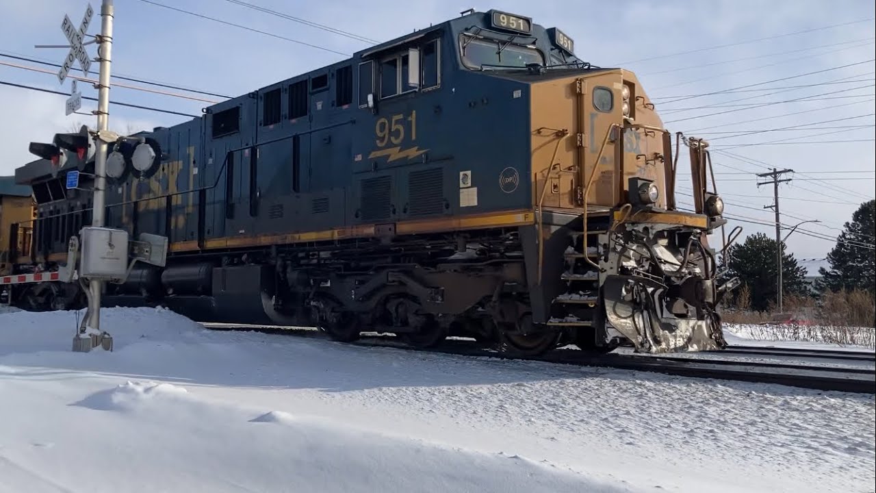 CSX 951 and 950 lead a priority train