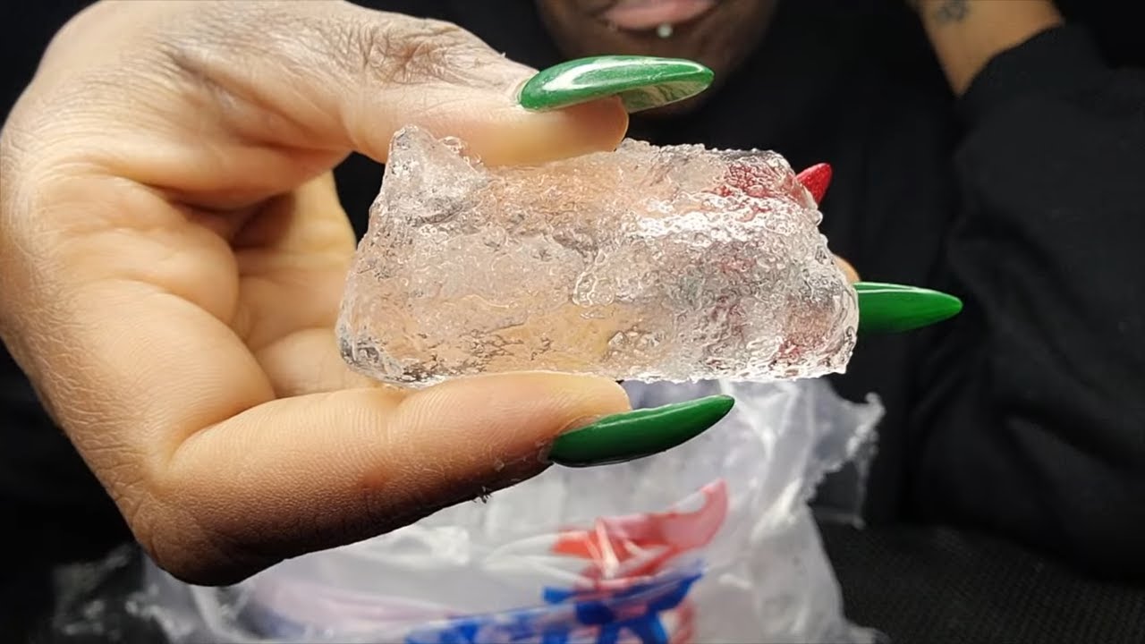 TUBE ICE OUT THE BAG | VLOGMAS DAY 12 | #iceeating #asmr #asmrice