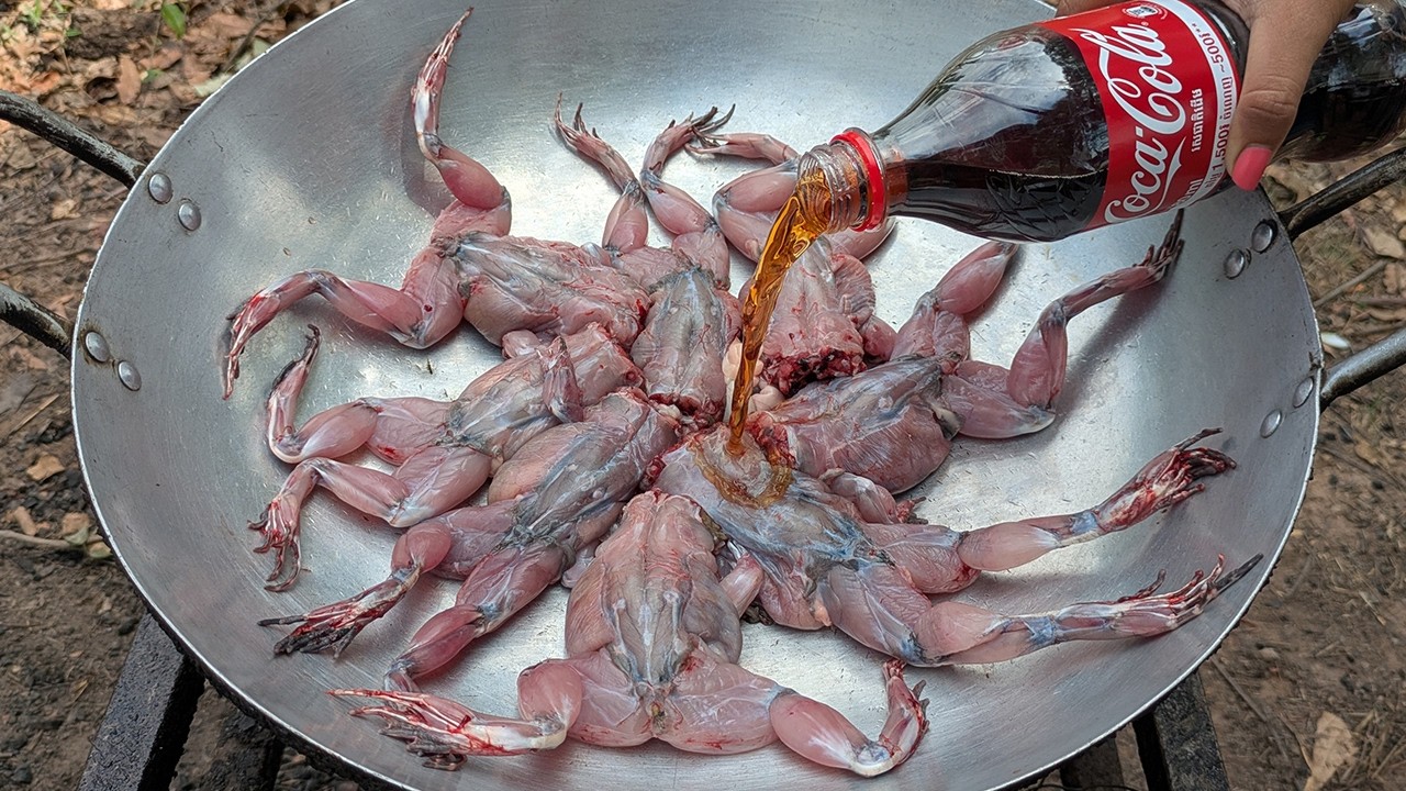 Delicious Cooking Frog with Coca Cola Recipe / Eating Frog with Rice Noodles