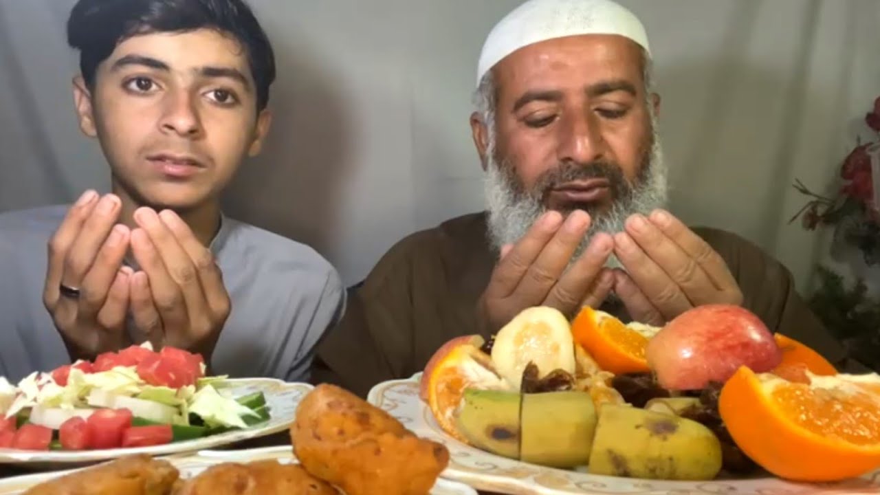 Frout Pakory lemo pani Aur Tank Drinking | Molvi Eating 