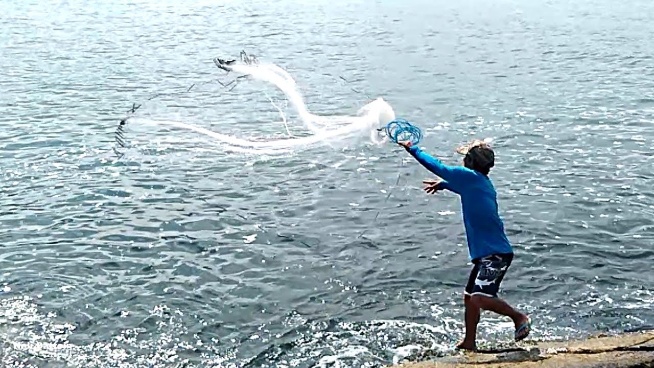 Garopaba - SC, Pescador Mauro (conhecido como Rato), tarrafeando na Praia da Vigia em 02-02-21.