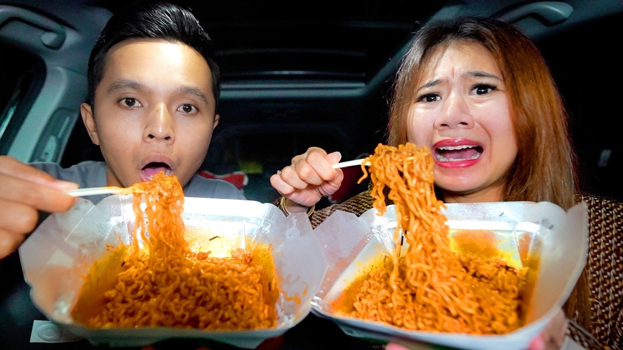 PEDAS!! SAHUR MAKAN MIE SAMYANG!!