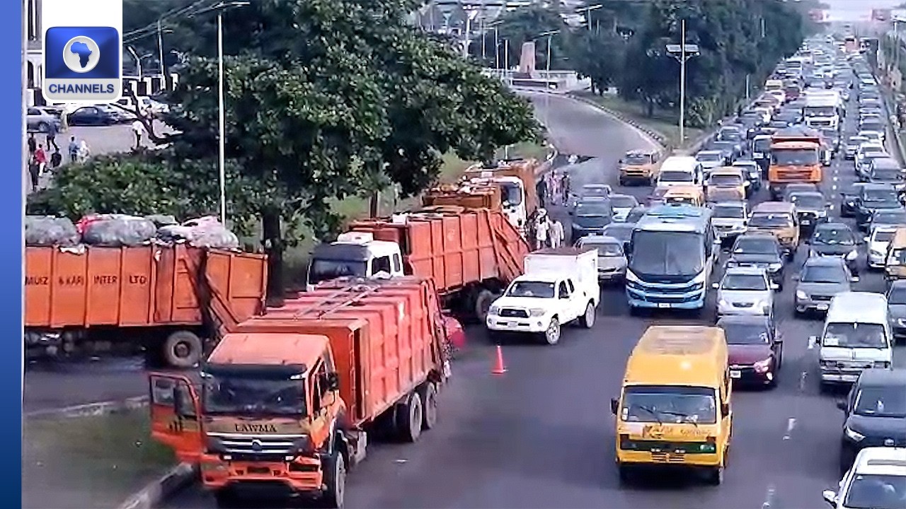 Видео: Мусоровозы стали причиной транспортного коллапса в районе Олусосун