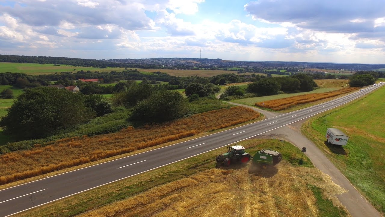 Fendt 820 Vario & John Deere RB990 Rundballenpresse beim Strohpressen | Langenfelder Agrarvideos