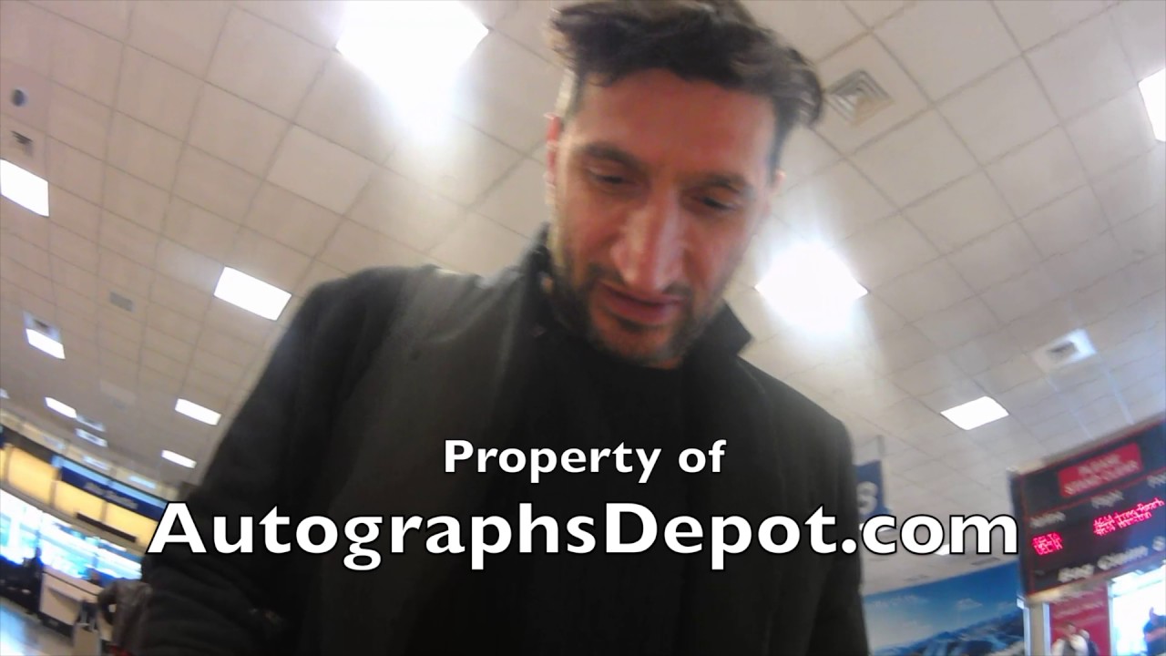 Fares Fares signing autographs in Sundance (January '17)