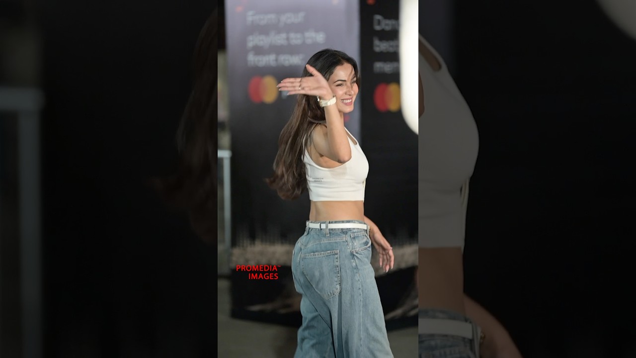 Sonal Chauhan waves and grooves during Enrique Iglesias Concert in Mumbai | ProMedia