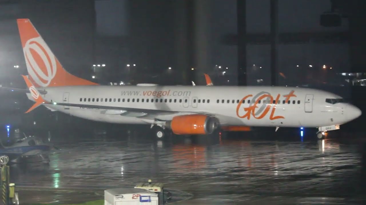 Boeing 737-800 GOL - (PR-GUJ) Pouso e Decolagem com Chuva noturno em Joinville 01/06/2022