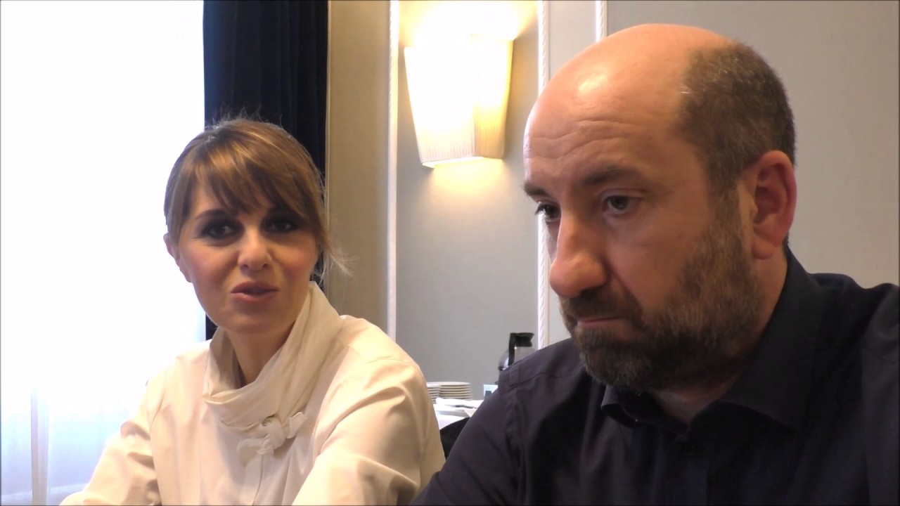 Videointervista a Antonio Albanese e Paola Cortellesi in Mamma o papà? su SpettacoloMania.it