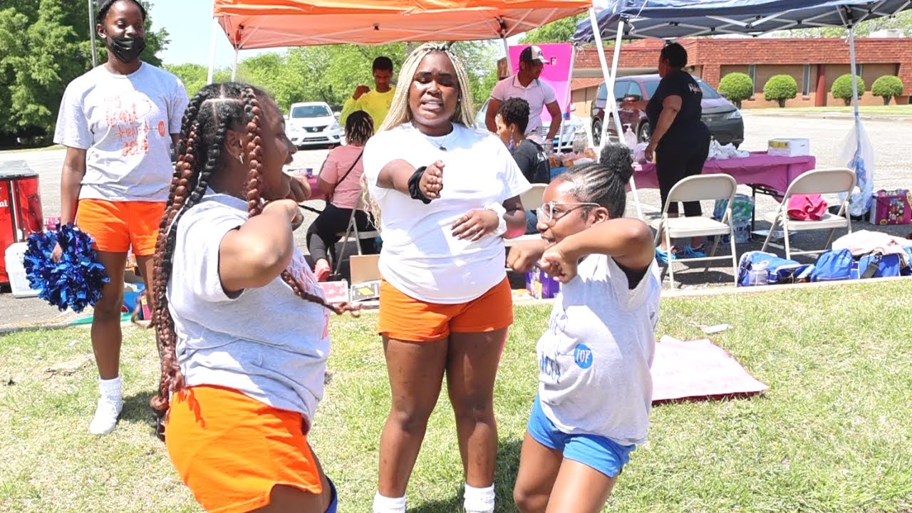 CHEER BATTLES AT THE FUNDRAISER!