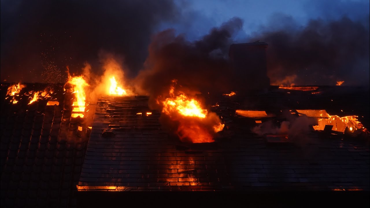 Brand i Faaborg efter Lynnedslag - Fire spreads to several historical houses after Lighting strike.
