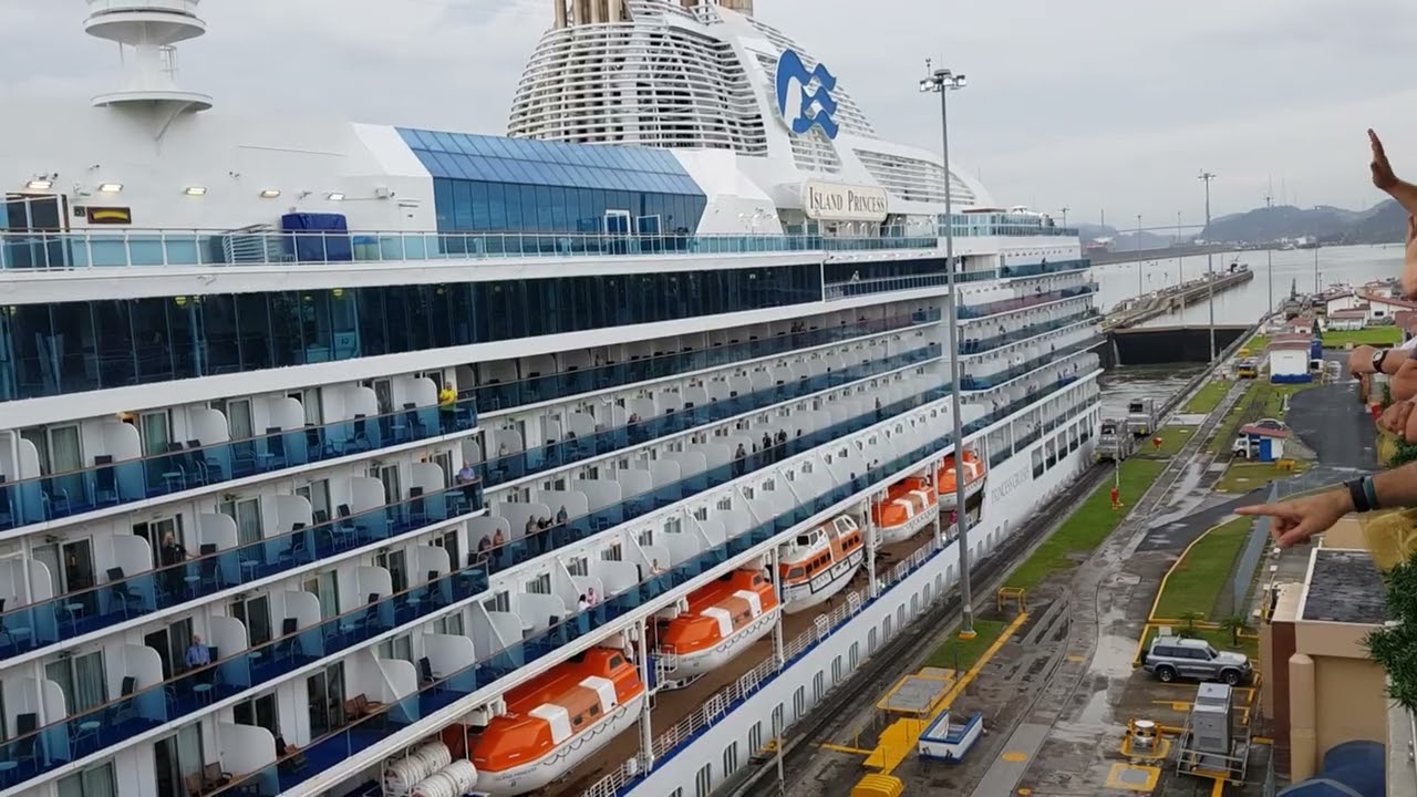 Crucero cruzando el  Canal de Panama 