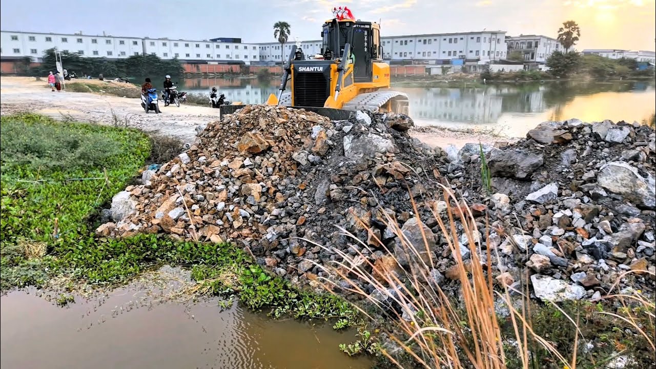Excellent PowerFull SHANTUI DH17C3 Cleaning Forests For Building The Water Using Stones For Pushes