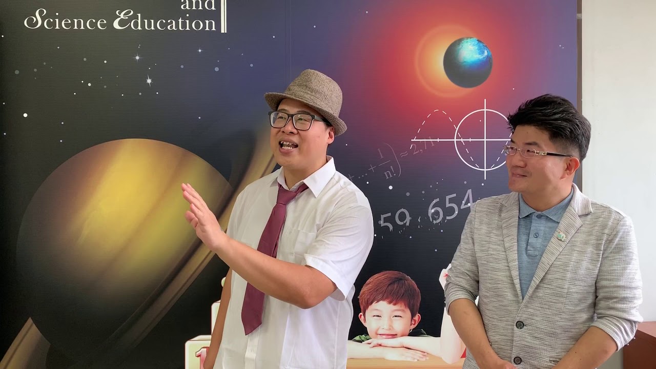 科譜系主任鄧宗聖與老師張耀仁即興合演一段