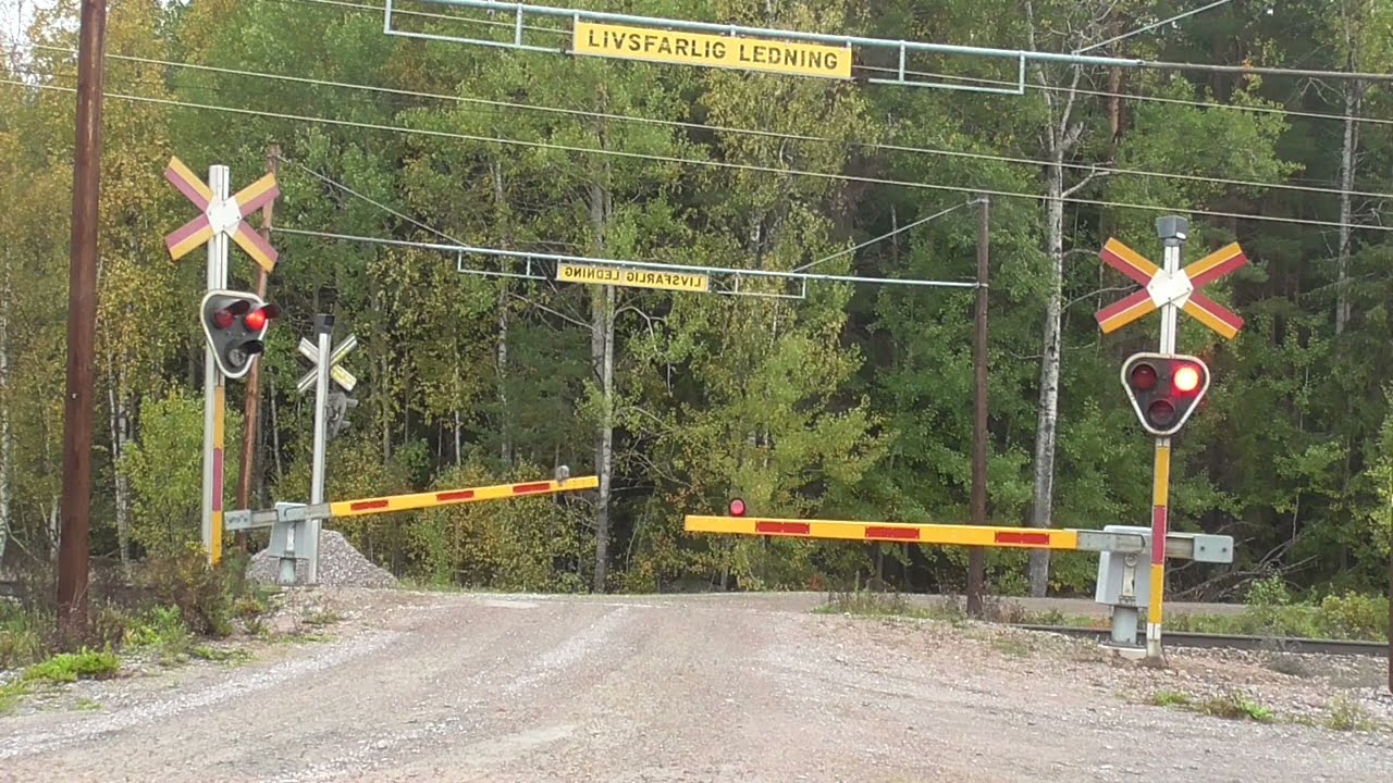 (Broken E-Bells) Swedish Railroad Crossing, L&ouml;nnemossa (Gringsbo)