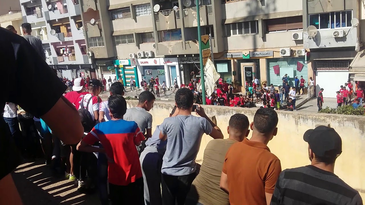 الجمهور أتاو  بكثرة لمسندت النادي المكناسي ولحيراس لأمنية منعت الجمهور من دخول الملعب الشرفي بمكناس