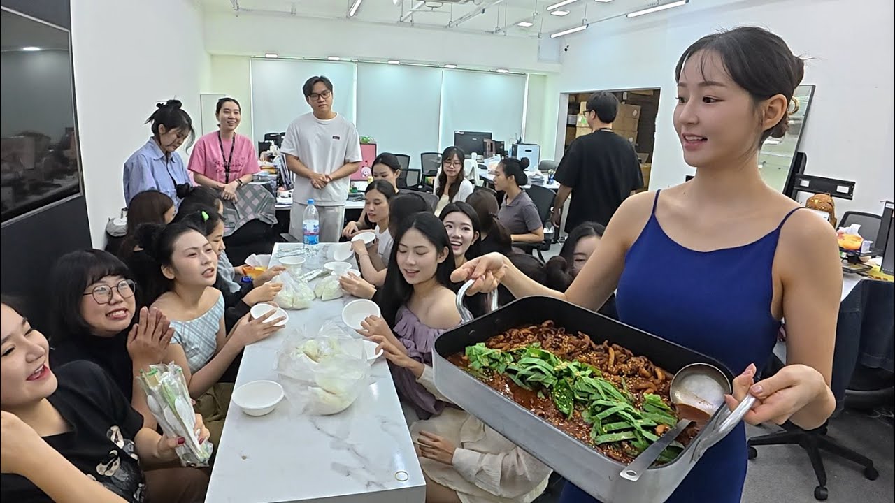 한국 쭈꾸미볶음을 처음 먹어 본 베트남 직원들의 찐 반응! 20인분이 순삭...