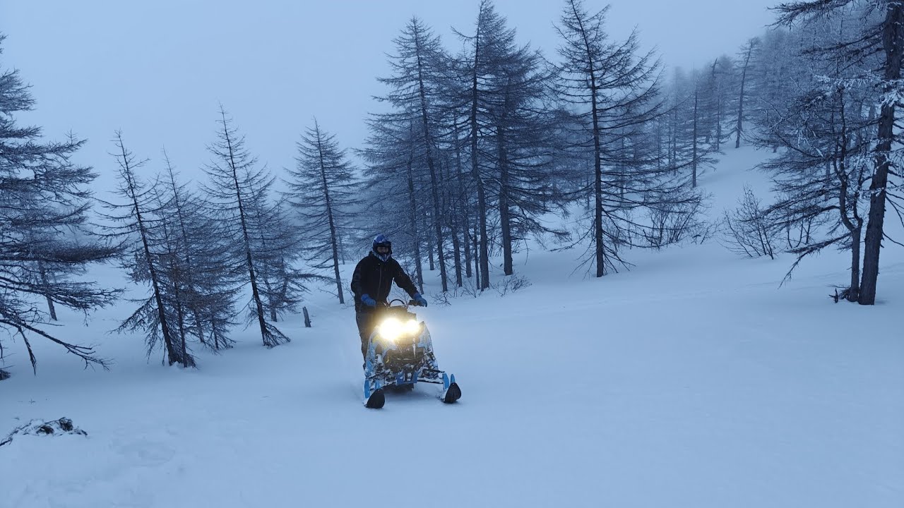 По мокрому и тяжёлому снегу после снегопада на Polaris SKS 850 155 и BRP Tundra Extreme