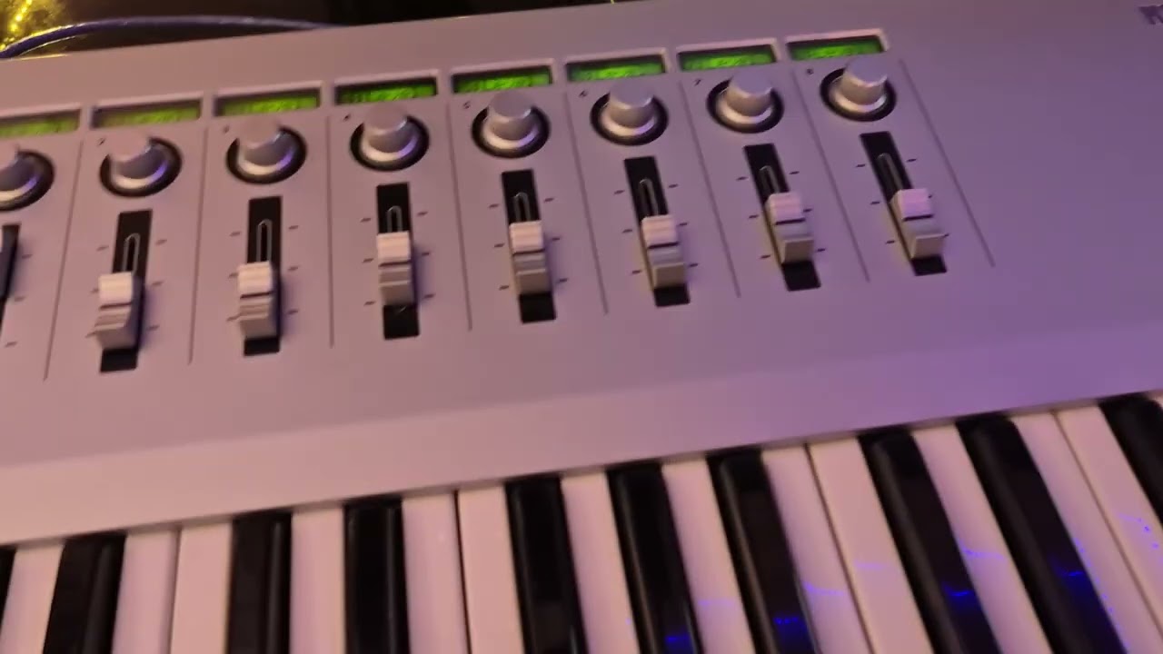 Korg Kontrol 49 - Unboxing and Review!