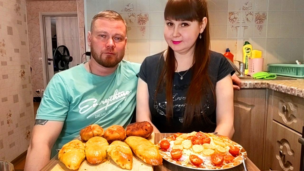 Мукбанг. Домашние пироги, беляши и салат Цезарь